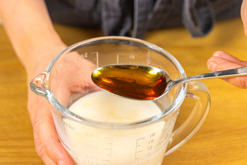 Amaretto in die Milch geben