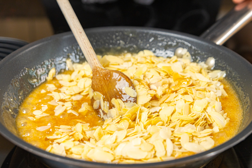 Mandelblättchen verrühren in Pfanne
