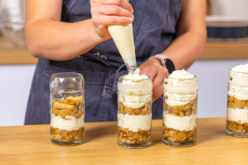 Gläser mit Creme auffüllen