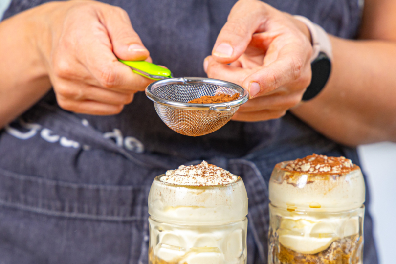 Bieramisu mit Kakao bestäuben