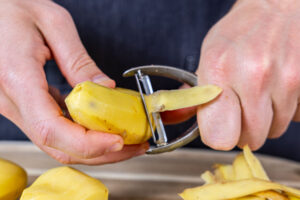 Kartoffeln schälen