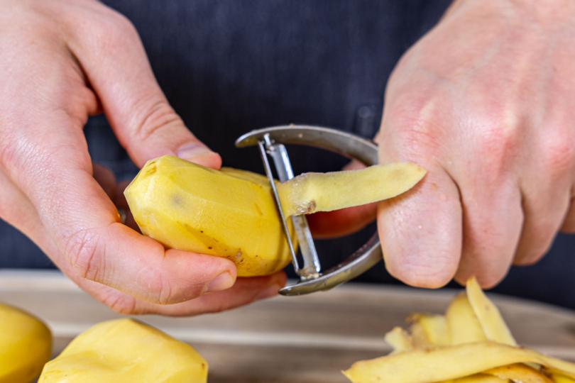 Kartoffeln schälen