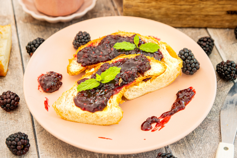 Brombeermarmelade nach Omas Art Croissant