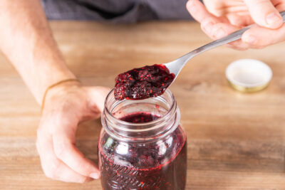 Brombeermarmelade in die Gläser füllen