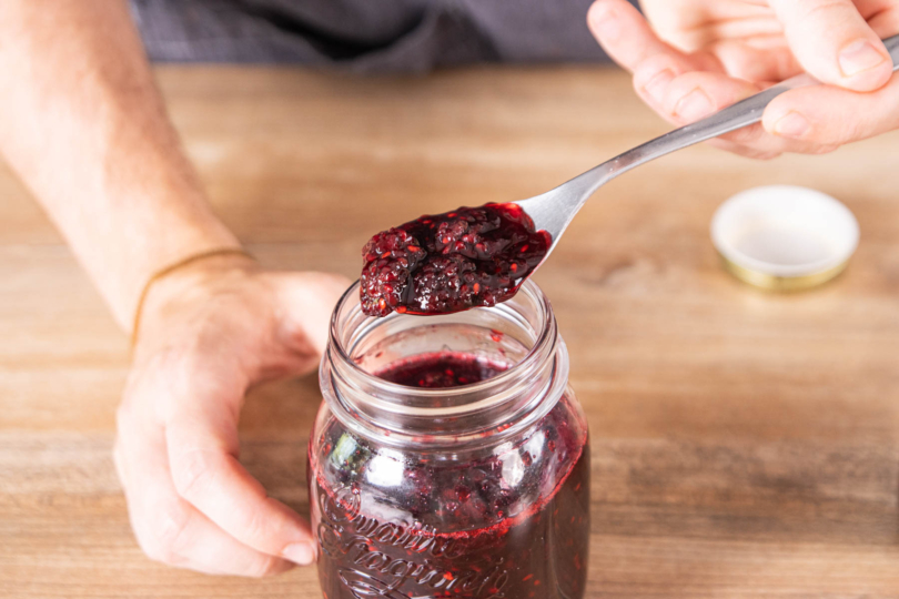 Brombeermarmelade in die Gläser füllen