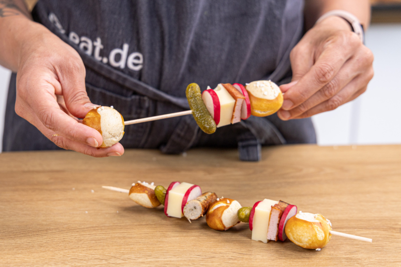 Zutaten auf die Spieße stecken