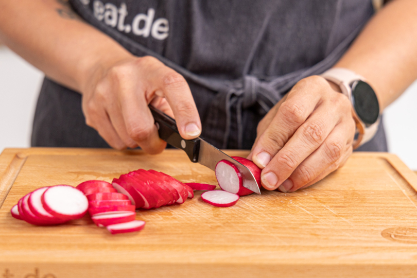 Radieschen in Scheiben schneiden