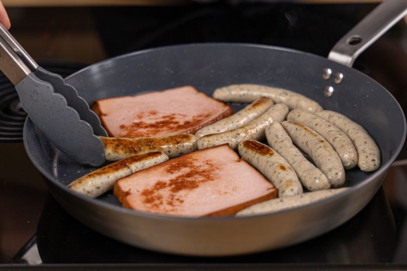 Wurst und Fleischkäse anbraten