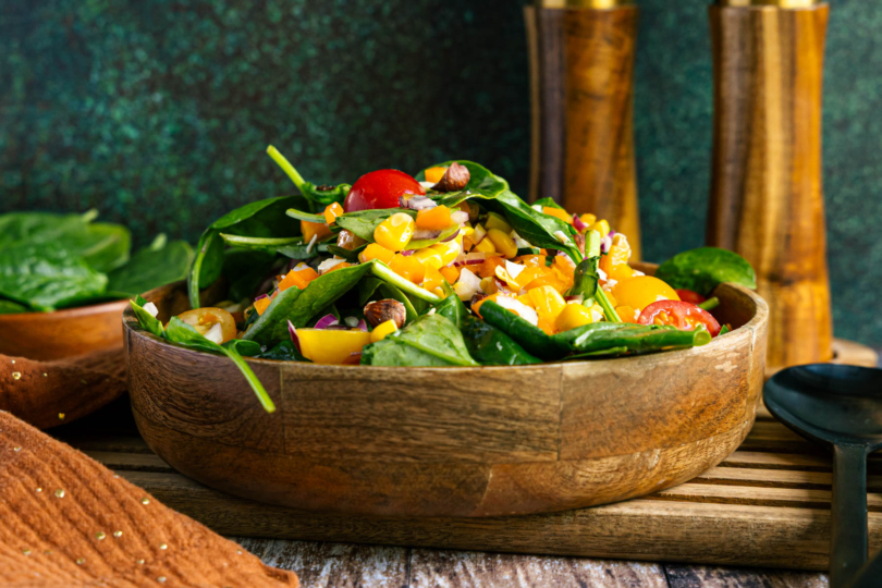 Bunter Spinatsalat