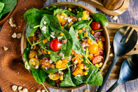 Bunter Spinatsalat