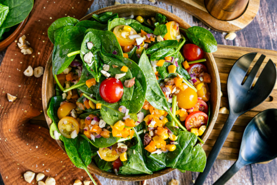 Bunter Spinatsalat