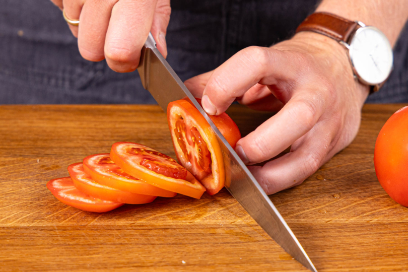 Tomaten in Scheiben schneiden
