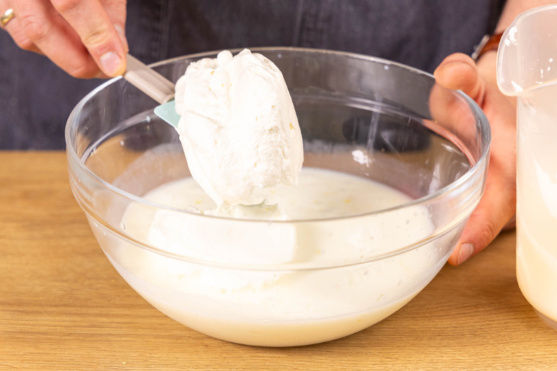 Schlagsahne zur Eismasse geben