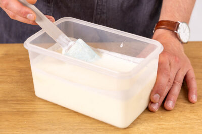 Buttermilch Zitronen Eis umrühren