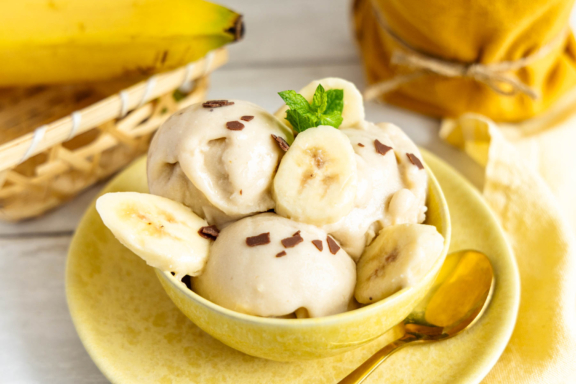 Cremiges Bananen Eis: mit und ohne Eismaschine