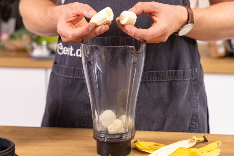 Banane in den Mixer geben