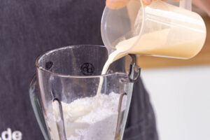 Milch und Sahne dazugießen