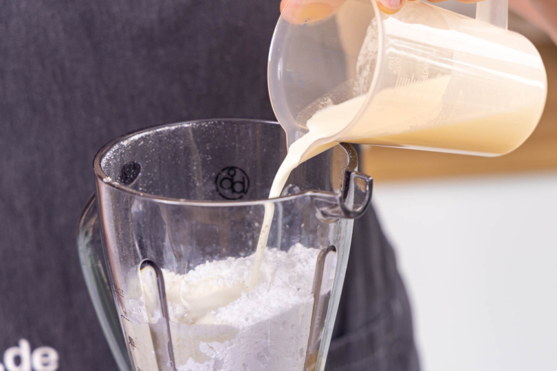 Milch und Sahne dazugießen