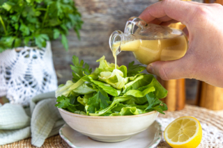 einfachen grünen Salat mit Dressing anmachen