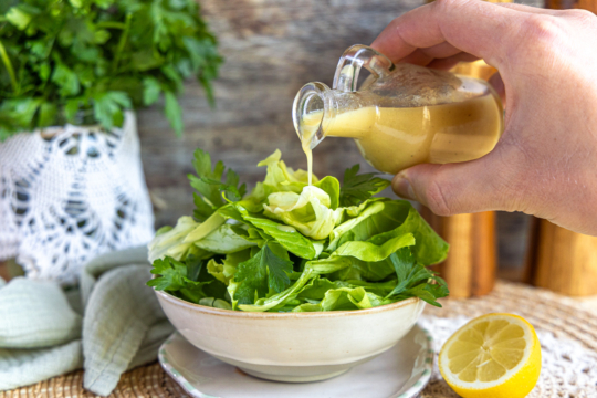einfachen grünen Salat mit Dressing anmachen