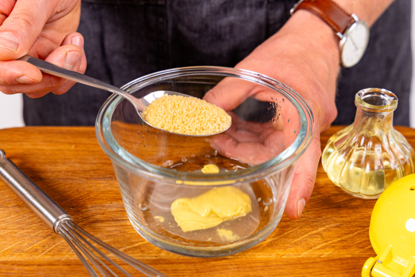 Rohrzucker zum Dressing geben