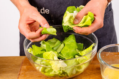 Kopfsalat in Stücke zupfen