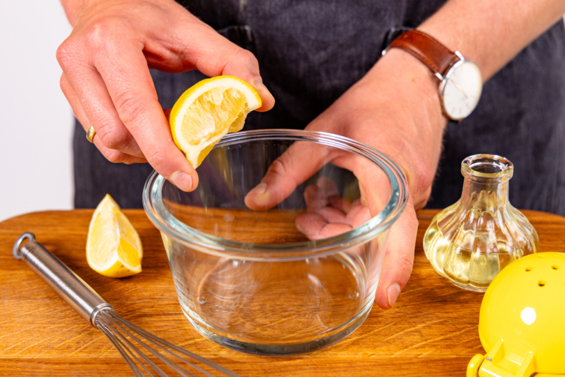 Zitronensaft zum Dressing geben
