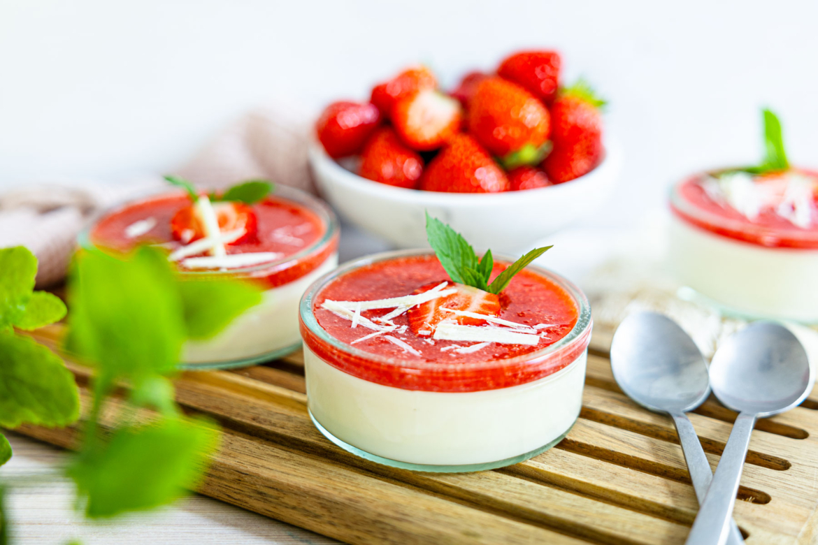 Erdbeer-Panna Cotta Dessert im Glas