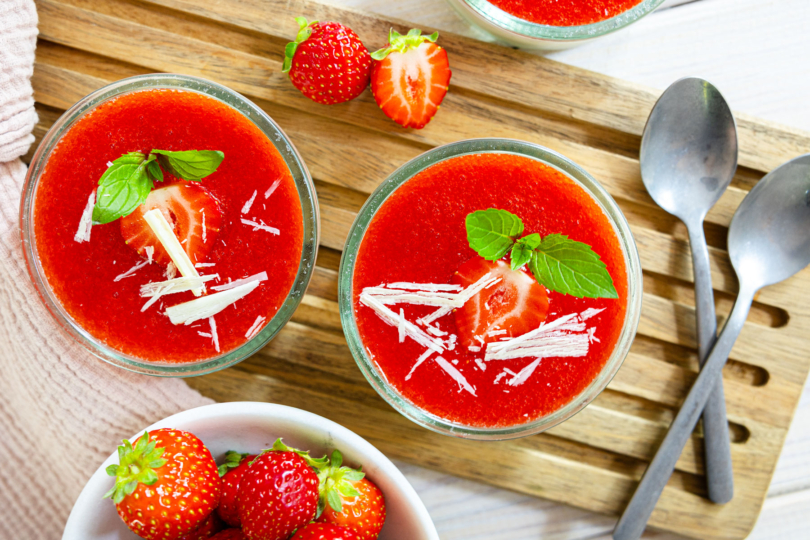 Erdbeer-Panna Cotta Dessert im Glas