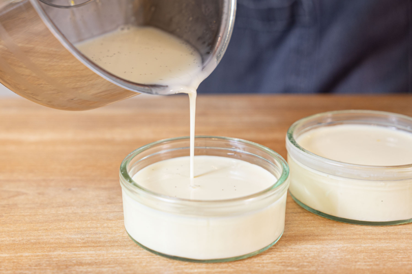 Erdbeer-Panna Cotta abfüllen