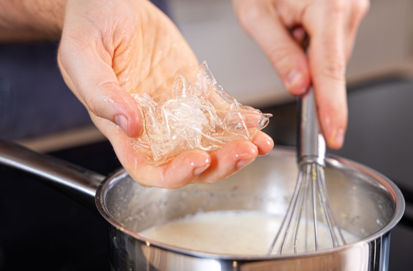 Gelatine in den Topf geben