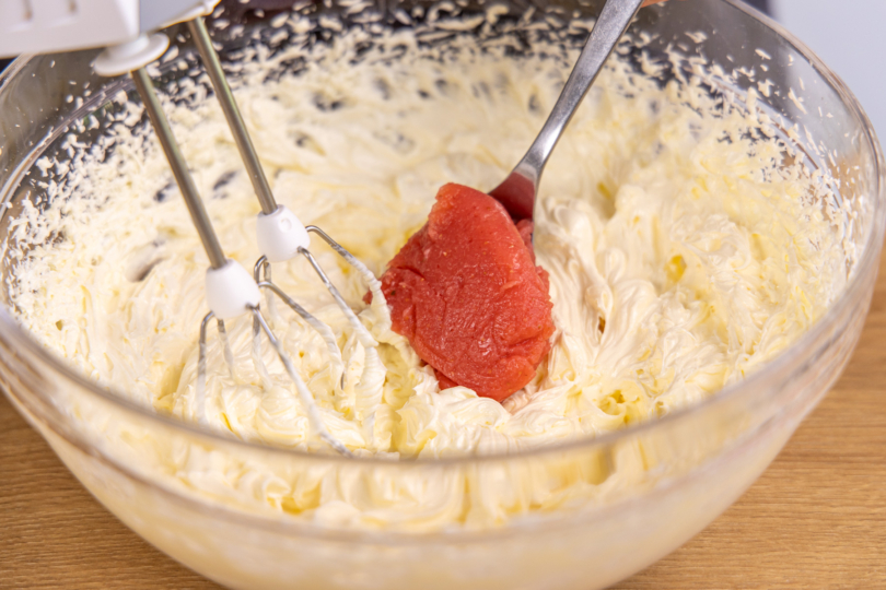 Pudding zu der Butter geben