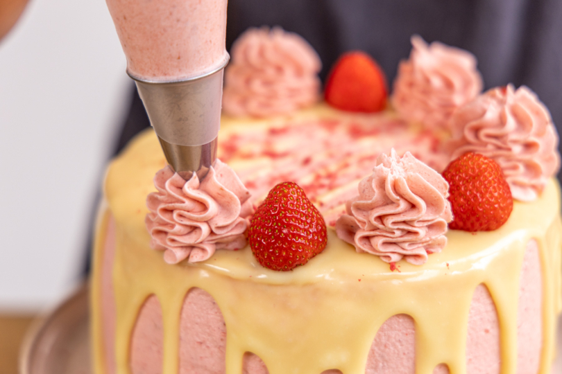 Erdbeer-Torte mit Sahnetuffs verzieren