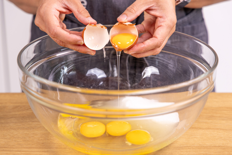 Eier in die Schüssel geben
