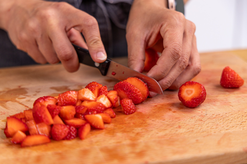 Erdbeeren klein schneiden