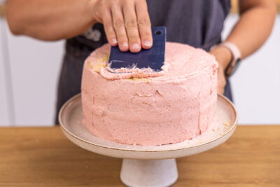 Erdbeer-Torte einstreichen
