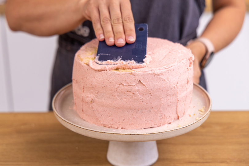 Erdbeer-Torte einstreichen