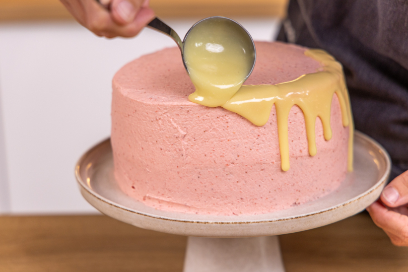 Erdbeer-Torte mit Drip verzieren