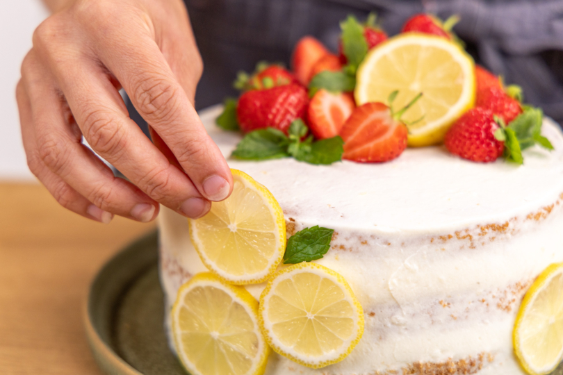 Erdbeer-Zitronen-Torte dekorieren