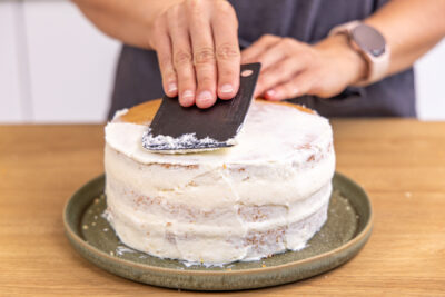 Erdbeer-Zitronen-Torte einstreichen