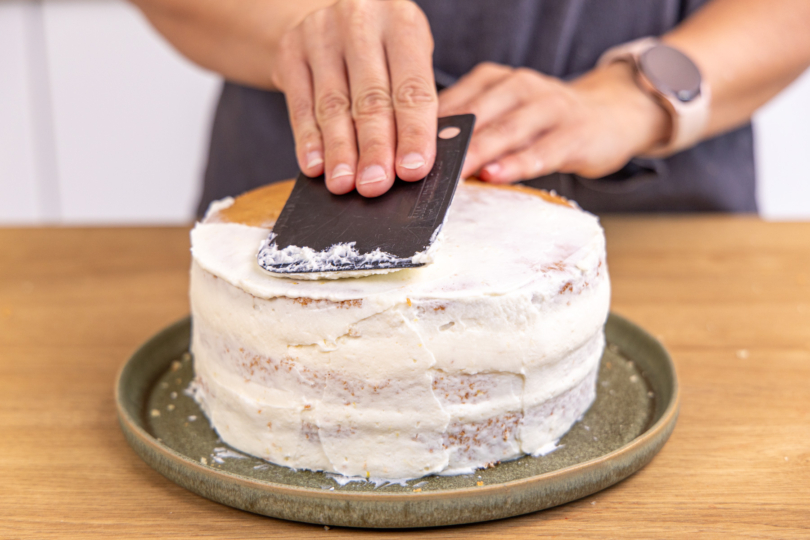Erdbeer-Zitronen-Torte einstreichen