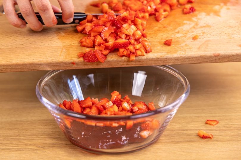 Erdbeeren und Marmelade vermengen