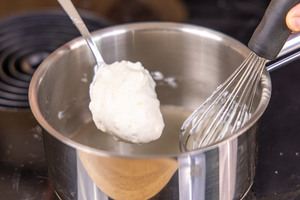 Einen Esslöffel Creme unterrühren