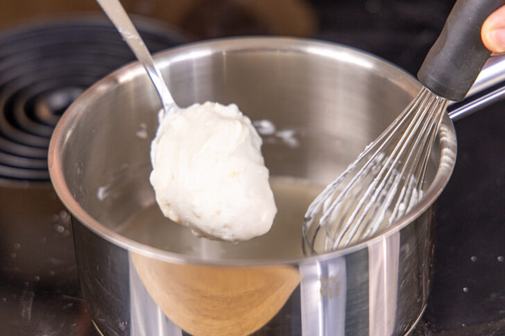 Einen Esslöffel Creme unterrühren