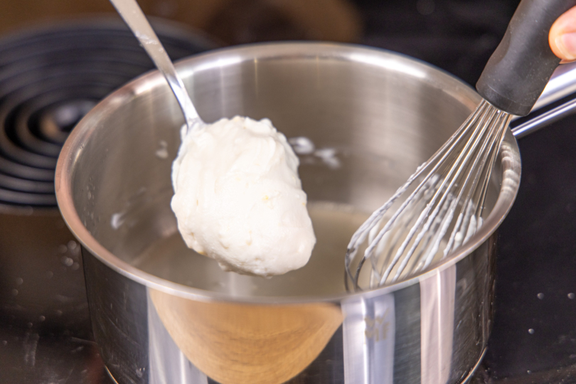 Einen Esslöffel Creme unterrühren