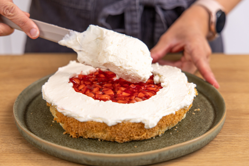 Creme darauf geben