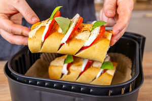 Fächerbaguette in Korb der Heißluftfritteuse legen