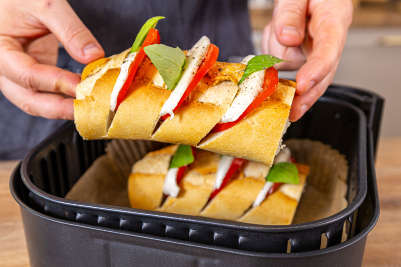 Fächerbaguette in Korb der Heißluftfritteuse legen