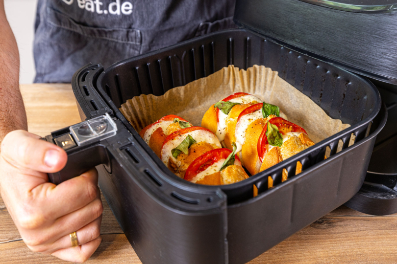 Fächerbaguette aus der Heißluftfritteuse herausholen