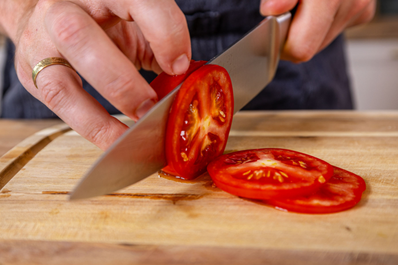 Tomaten in Scheiben schneiden